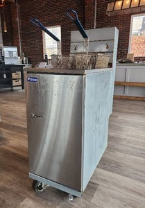 lot 17795 image: Pitco 40D Commercial Deep Fryer