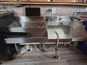 lot 18422 image: Advance Tabco 5ft Stainless Steel Bar Sink With Right Side Drain Board