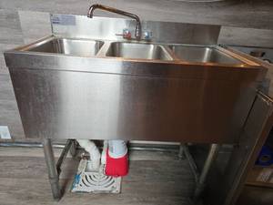 lot 18424 image: Advance Tabco Stainless Steel 3 Compartment Sink