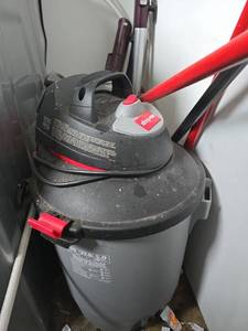 lot 18433 image: Lot of Assorted Vacuums and Flooring Items