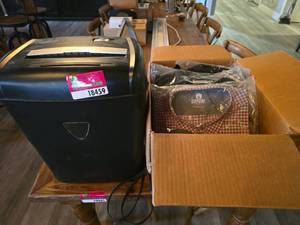 lot 18459 image: LG-2XL Chefware Aprons and  Shirts W Paper Shredder