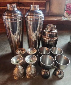 lot 18478 image: Professional Bartender Set with Cocktail Shakers and Goblets