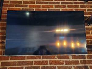 lot 18486 image: Samsung TV W Wall Mount