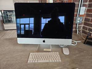 lot 19058 image: Apple iMac 21.5-inch Desktop Computer Set  Model A1418