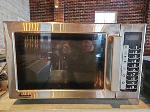lot 19080 image: Amana Commercial Microwave Oven  Model RCS10TS