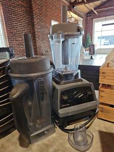 lot 19091 image: Vitamix Professional Blender  Model VM0197