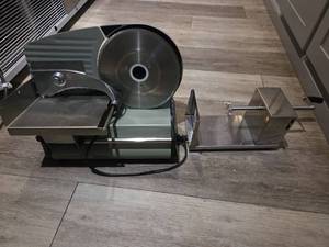 lot 19123 image: Electric MeatDeli Slicer and Hand Crank Slicer