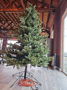 lot 19126 image: 12ft Pre-lit Artificial Christmas Tree