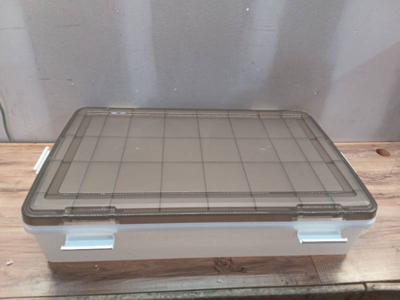 lot 11646 image: Storage basin with lid (Damage to Lid)