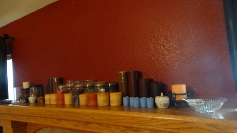 lot 1735 image: Large lot of candles.