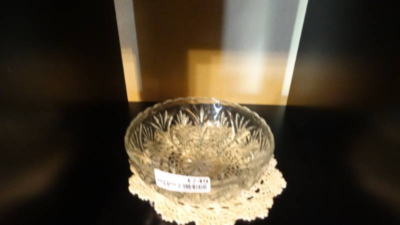 lot 1749 image: Angle decor, 2 glass vases, glass bowl and a pot.