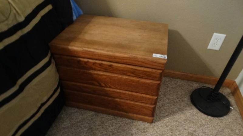 lot 1753 image: Night stand.