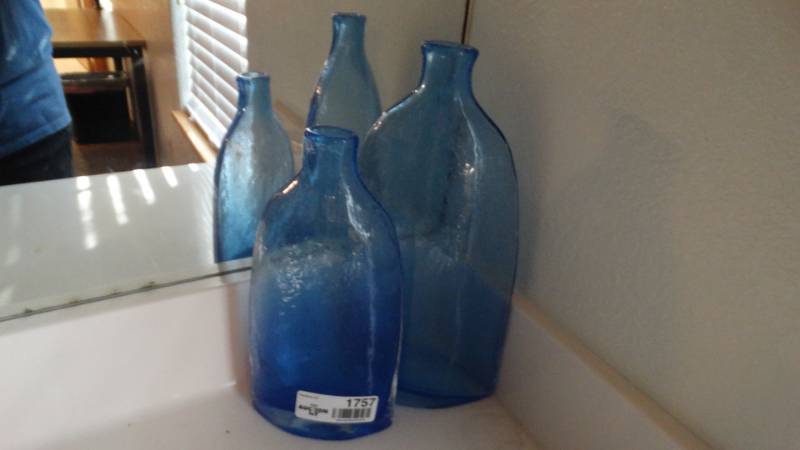 lot 1757 image: Bathroom contents.