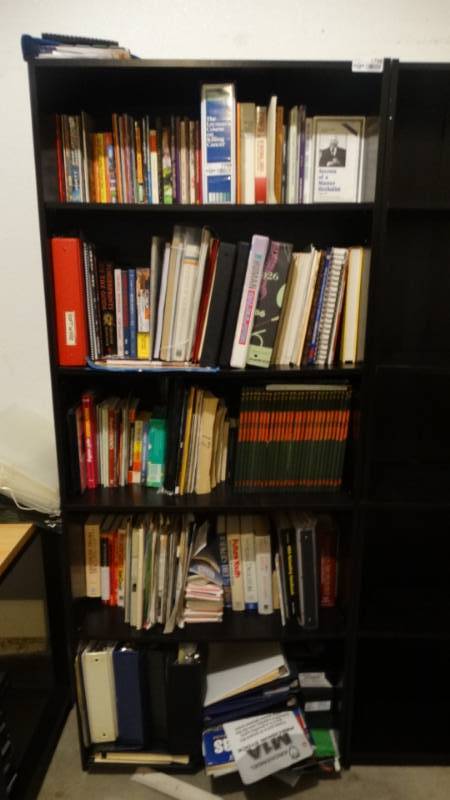 lot 1799 image: Contents on book shelf, book shelf not incuded.