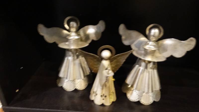 lot 1811 image: 3 tin angles.