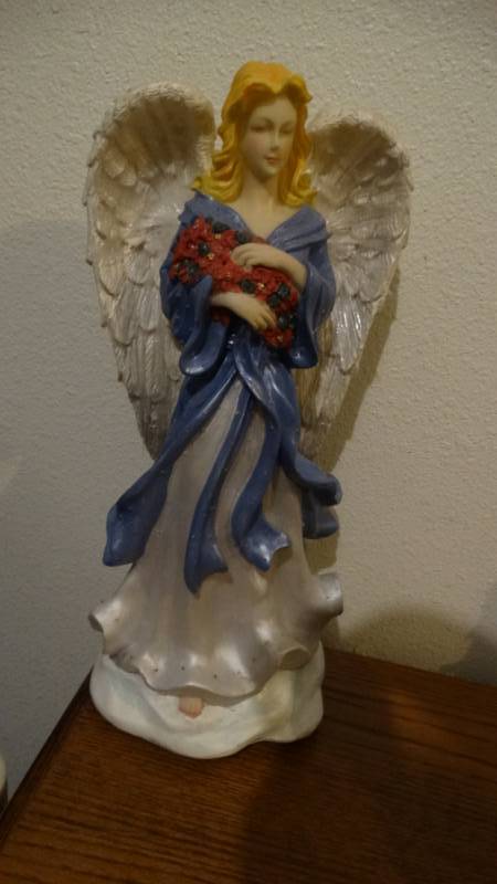 lot 1814 image: Battery operated angel decor.