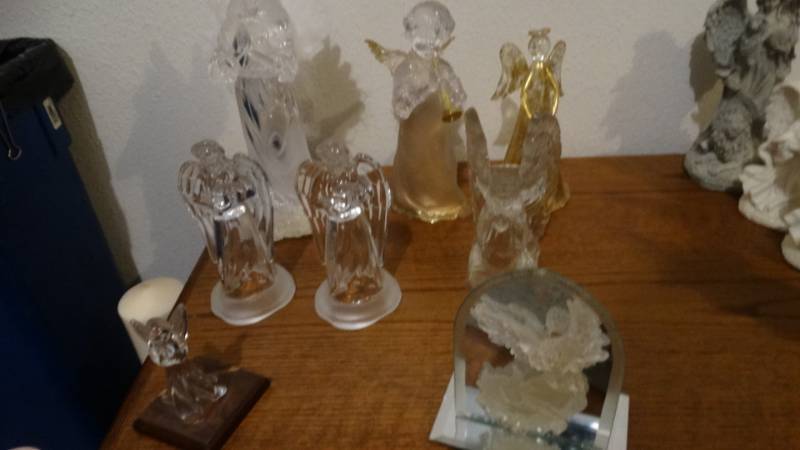 lot 1815 image: Lot of 8 angel decor.