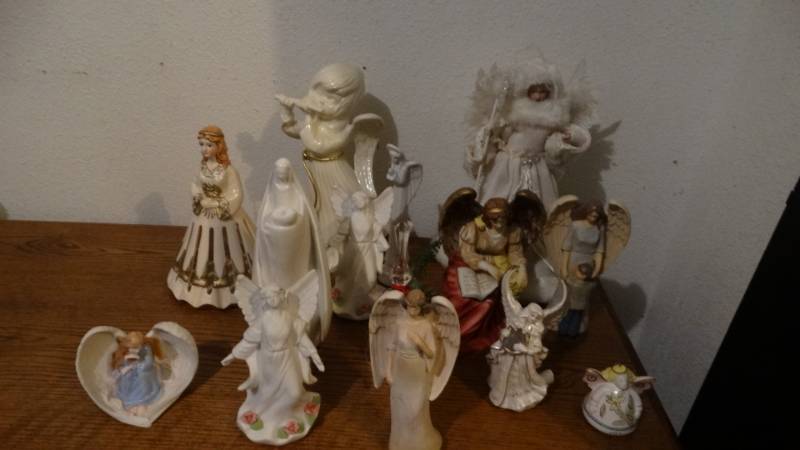 lot 1817 image: Lot of assorted angel decor.
