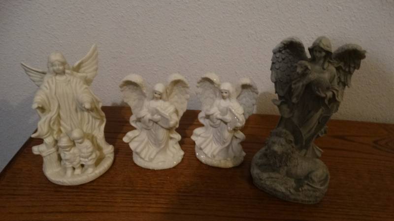 lot 1818 image: Lot of 4 angel decor.