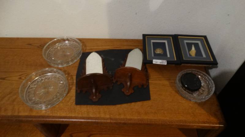 lot 1819 image: Miscellaneous lot of decor.