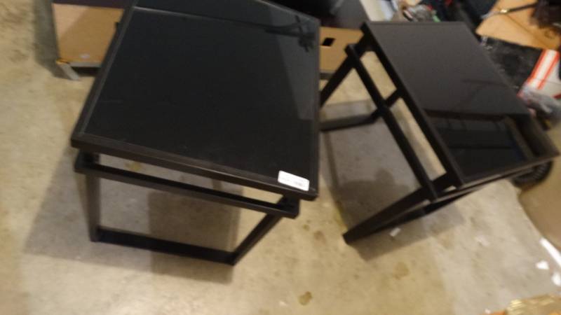lot 1837 image: 2 End tables.