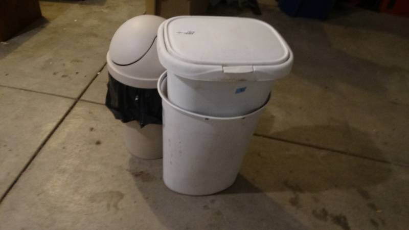 lot 1840 image: Lot of trash cans.