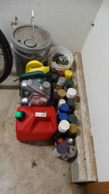 lot 1862 image: Lot of spray paint, screws, motor oil etc.