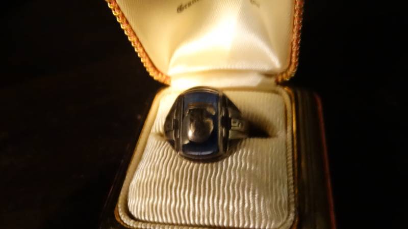 lot 1880 image: Some sort of ring.