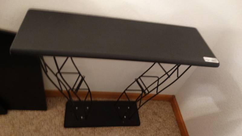 lot 1706 image: Decor table.