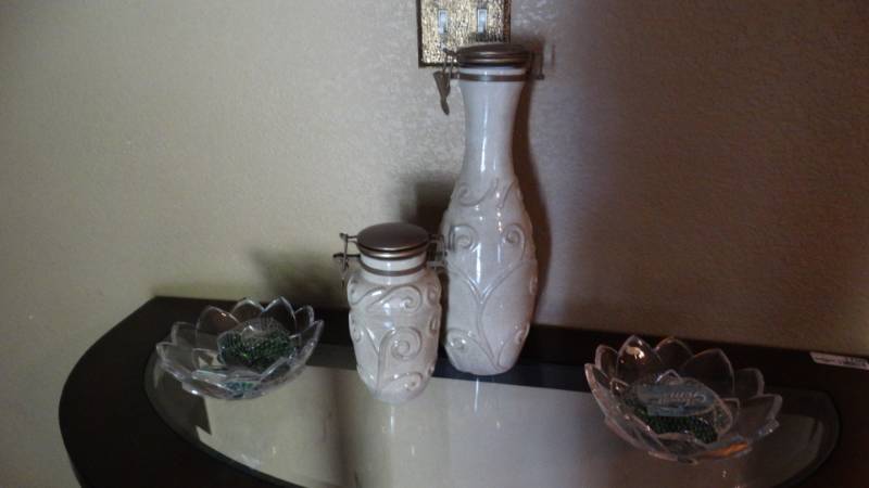 lot 1708 image: Home decor.