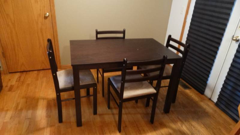 lot 1711 image: Dining room table and 4 chairs.