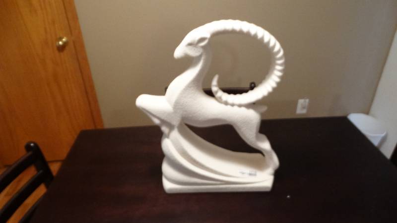 lot 1712 image: Home decor animal statue.