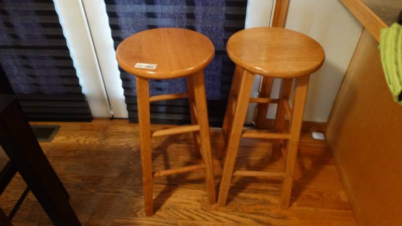lot 1713 image: 2 Stools good condition.