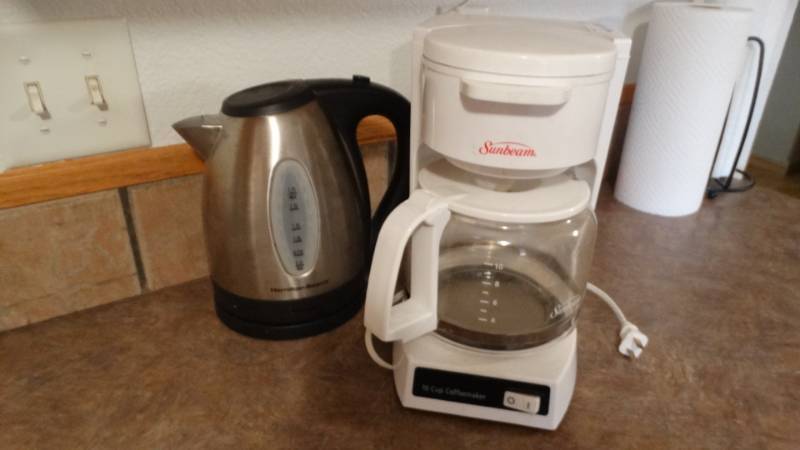 lot 1715 image: Sunbeam 10 cup coffee maker and a Hamilton beach coffee warmer.