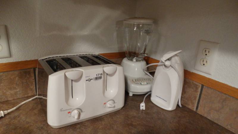 lot 1716 image: Electric can opener, 4 piece toaster and a blender.