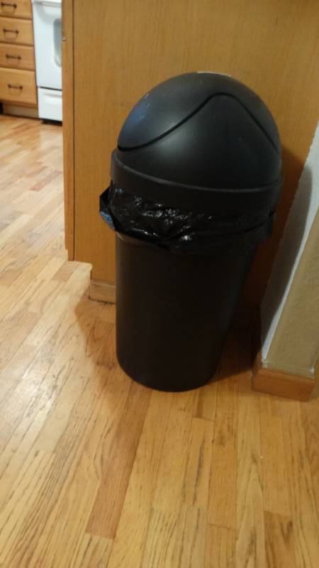 lot 1729 image: Trash can.