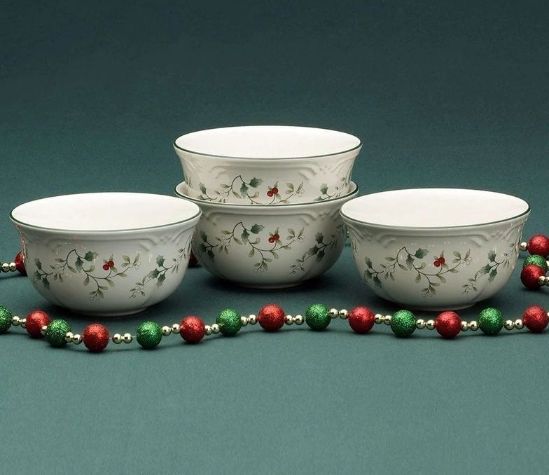 lot 11736 image: Winterberry Set of 4 Deep Soup Cereal Bowls