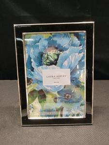 lot 3125 image: 5x7 in Laura Ashley Photo Frame