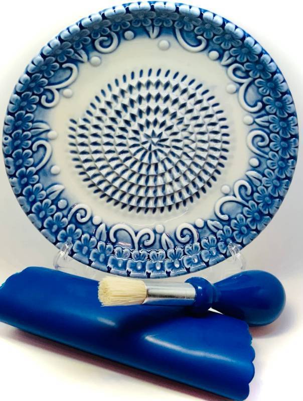 lot 8658 image: BonCera, All-in-one Premium Ceramic Garlic Grater Plate 4-Piece Set - Blue Embossed Design and Style - For Garlic, Ginger, Chocolate, and more - Comes with 5.25 Plate, Peeler, Brush, and Stand