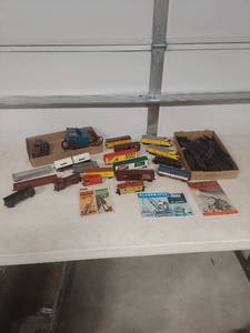 lot 3357 image: Tyco HO Scale Train Collection with Manuals