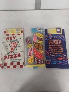 lot 3407 image: Blue Q Novelty Kitchen Dish Towel Set and Oven Mitt