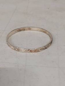 lot 3458 image: Sterling Silver Floral Engraved Bangle