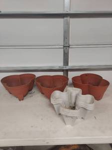 lot 3605 image: (6) Planter Pots with Drainage