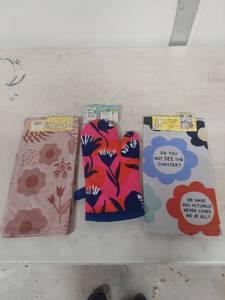 lot 1002 image: Blue Q Designer Kitchen Towel and Hot Pad Set
