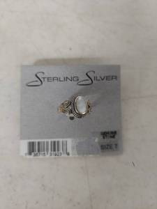 lot 1024 image: Sterling Silver Mother of Pearl Ring Size 7