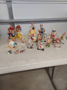 lot 3916 image: Decorative Clown Figurine Collection