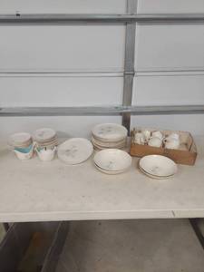 lot 3935 image: Mid-Century Boutonniere China Dinnerware Set