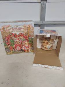 lot 3960 image: Cherished Teddies King & Queen of Hearts Collectors Set with Anniversary Figurine