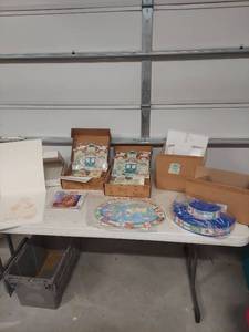 lot 4001 image: 1997 Cherished Teddies Club Depot Display Set