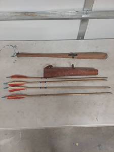 lot 4030 image: Arrow Set with Quiver and Bat